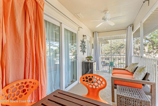 sunroom with ceiling fan