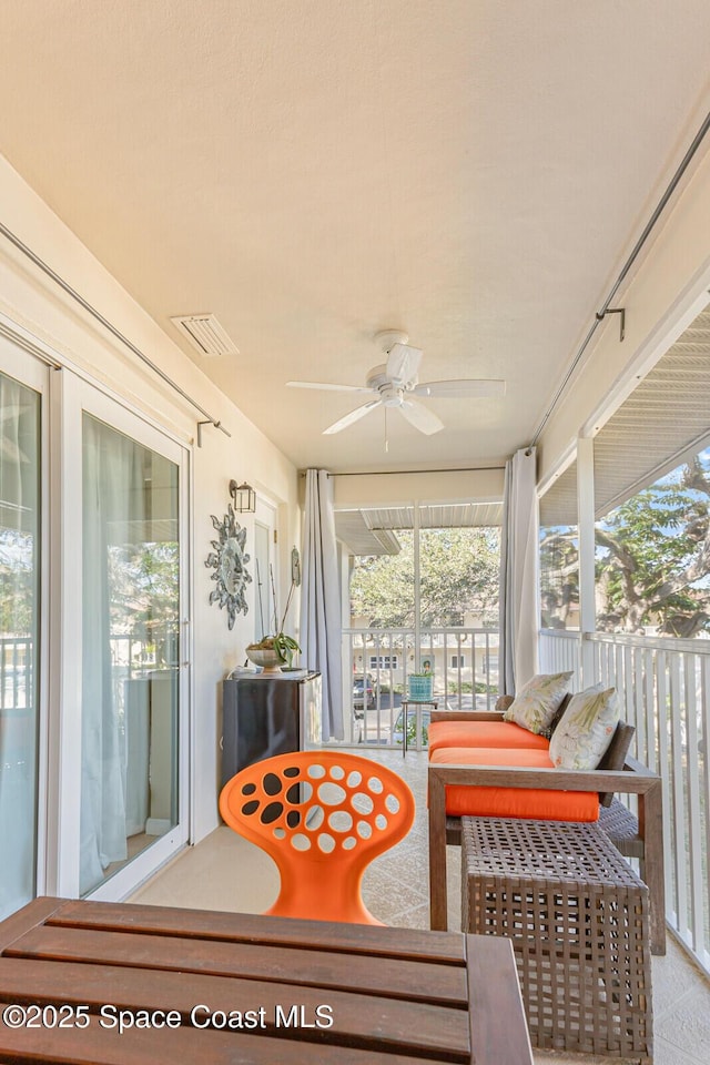 sunroom with ceiling fan