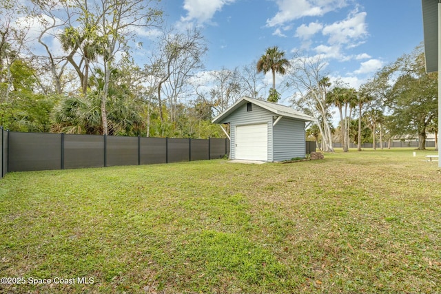 view of yard featuring an outbuilding