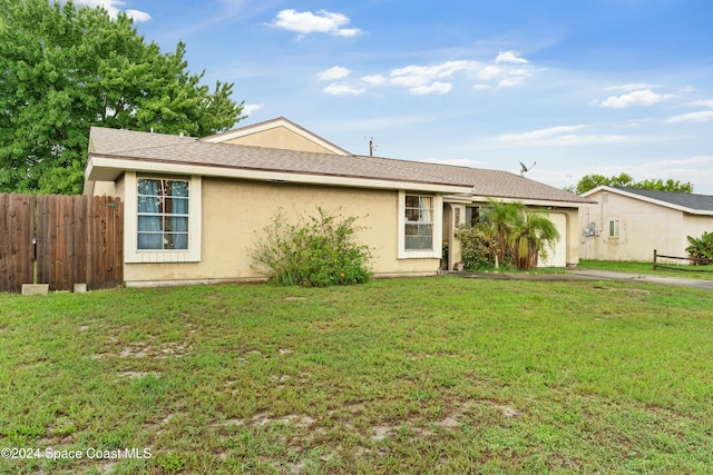 view of front of home featuring a front yard and a garage