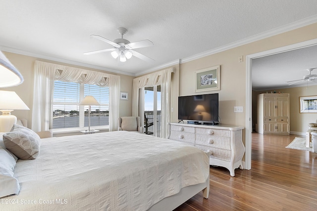 bedroom featuring hardwood / wood-style floors, a textured ceiling, ceiling fan, and ornamental molding