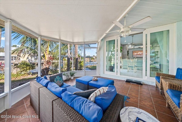 sunroom with ceiling fan