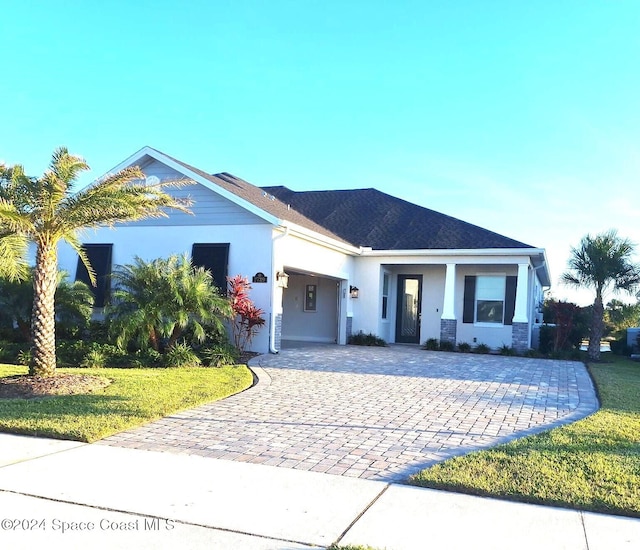 view of front of house featuring a front lawn