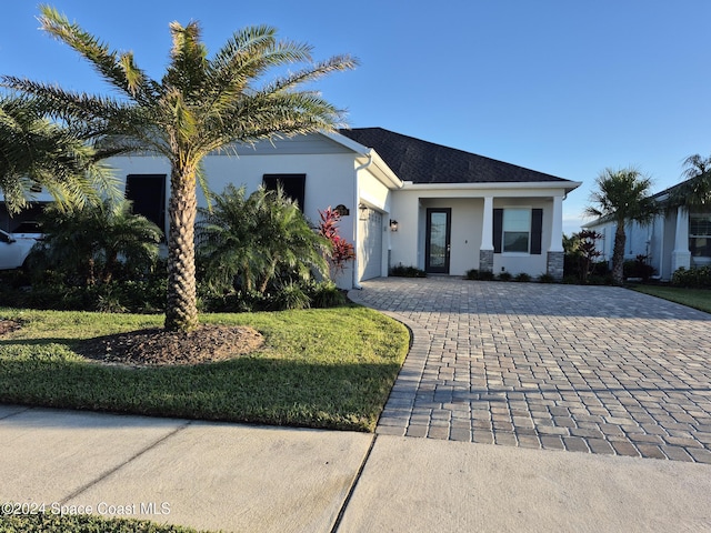 view of front of property with a front yard