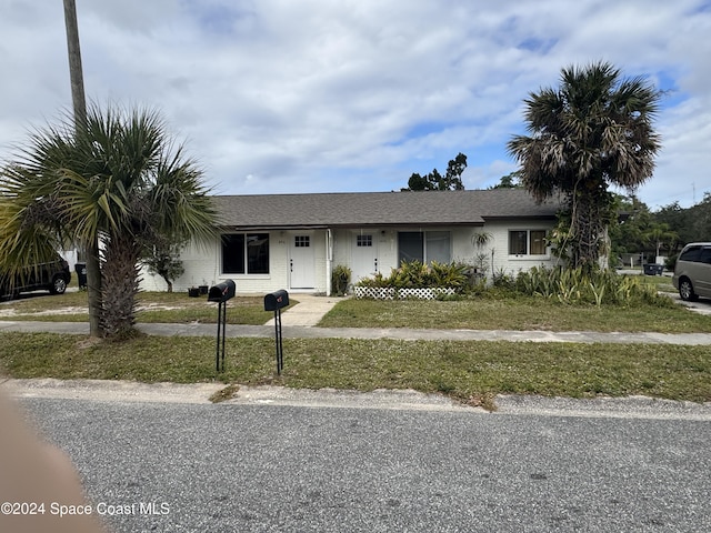 single story home with a front lawn