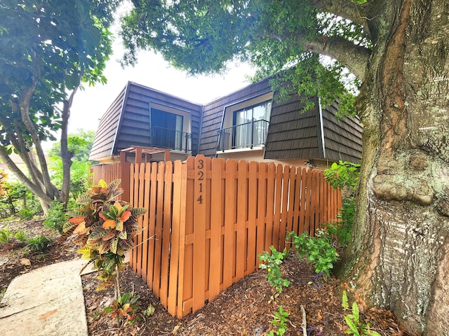 view of yard featuring a balcony