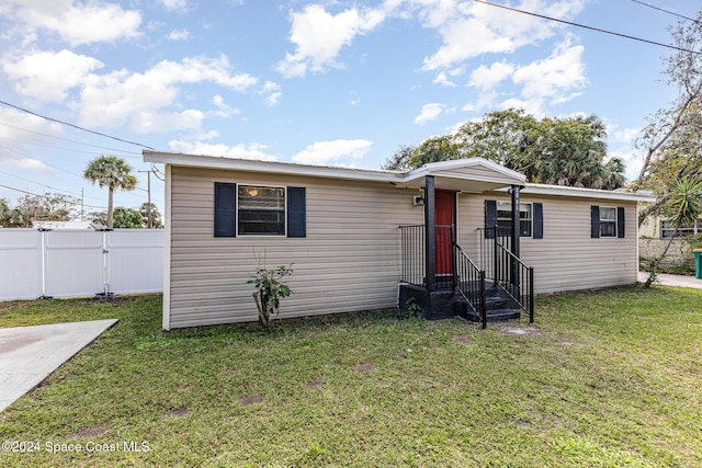 view of front of house featuring a front lawn