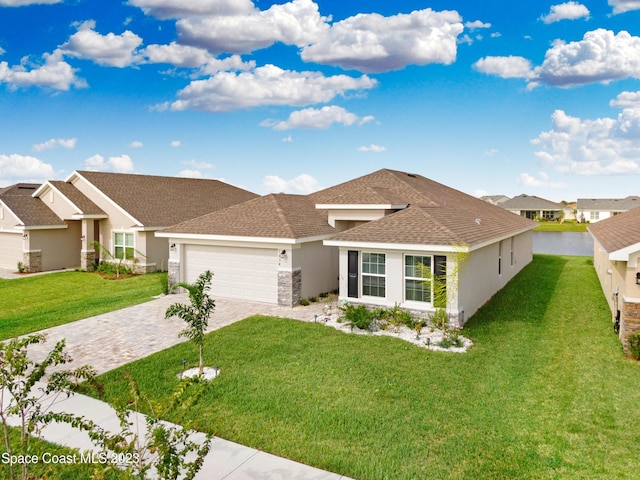 view of front facade featuring a garage and a front yard