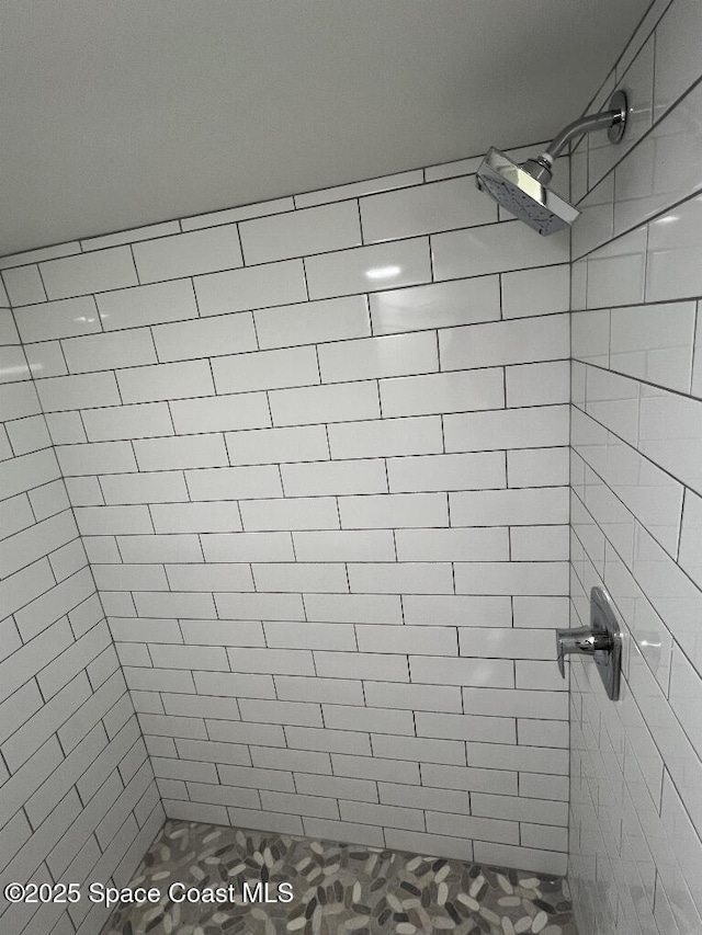 bathroom featuring a tile shower