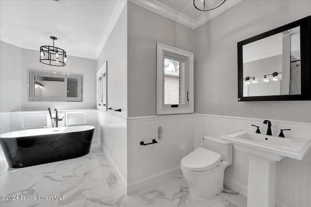 bathroom featuring ornamental molding, sink, an inviting chandelier, toilet, and a bathing tub