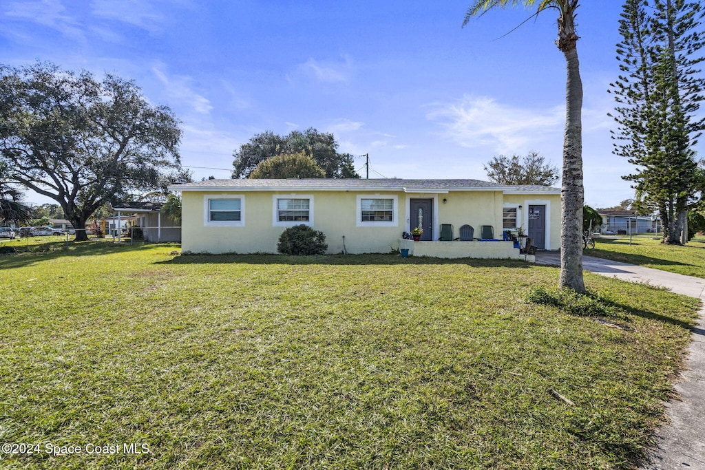 ranch-style house featuring a front yard