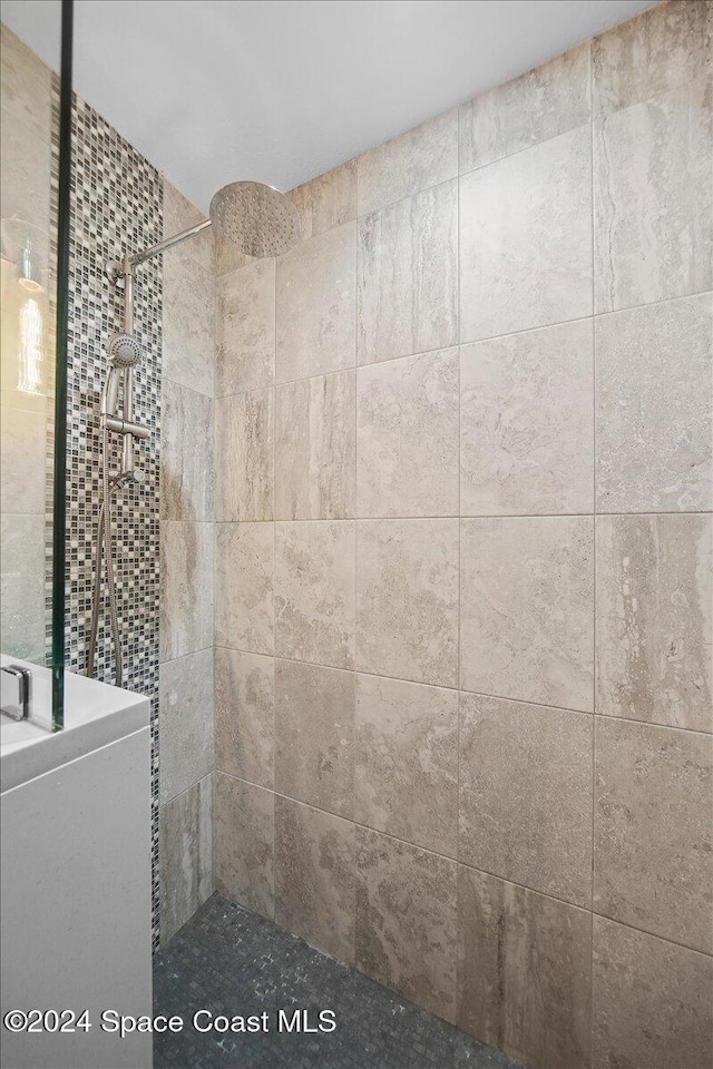 bathroom featuring tiled shower