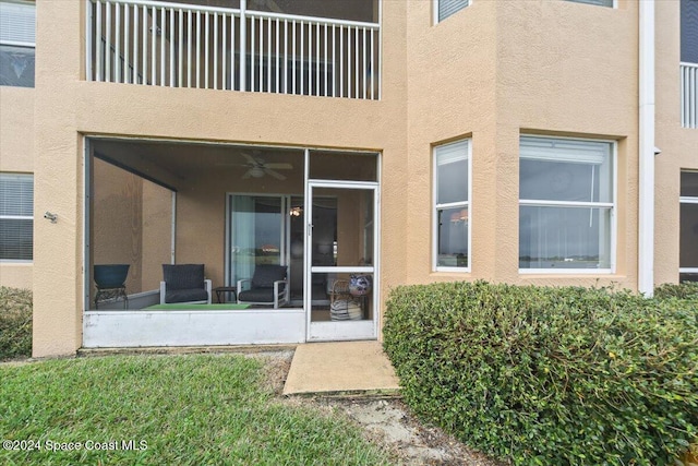 property entrance with ceiling fan