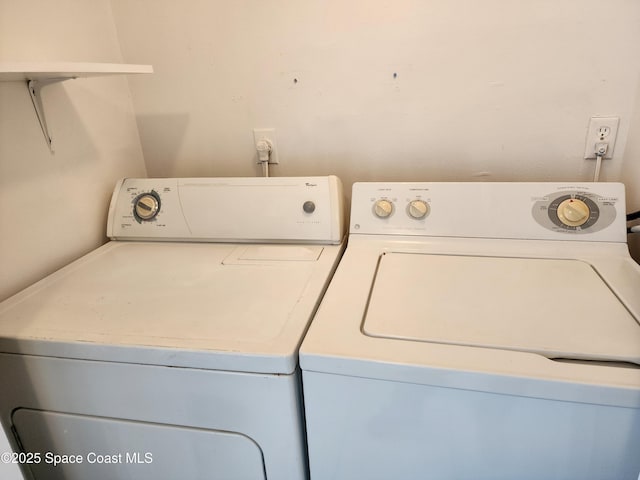 washroom featuring washing machine and clothes dryer