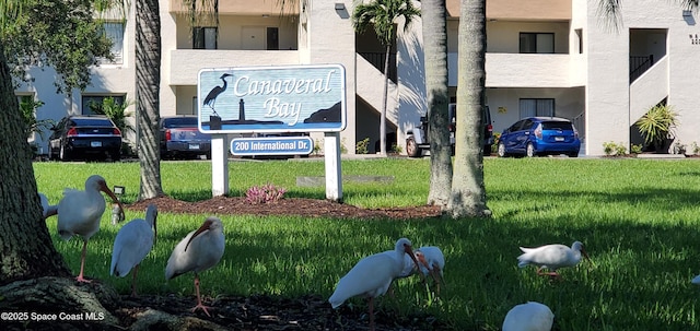 community / neighborhood sign featuring a lawn