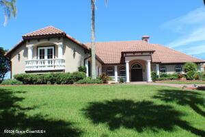 view of front of house with a front lawn