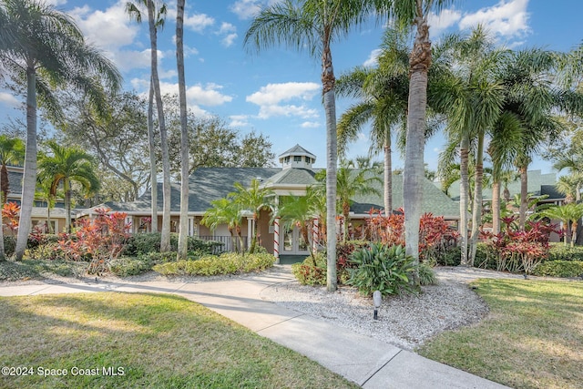 view of front of home featuring a front yard