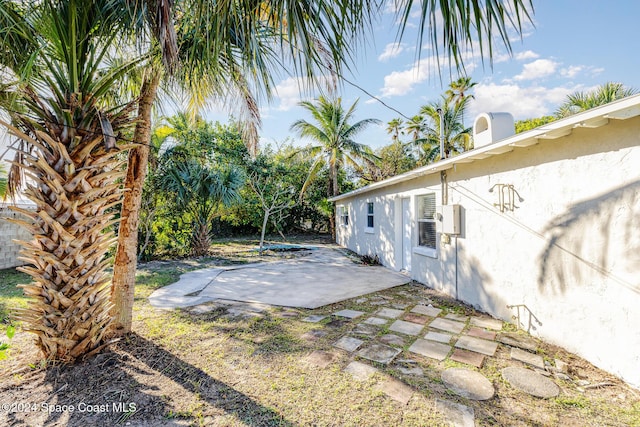 view of yard featuring a patio