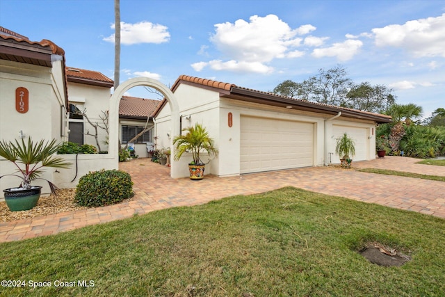 view of side of property featuring a lawn and a garage