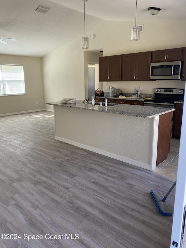 kitchen featuring sink, an island with sink, decorative light fixtures, and appliances with stainless steel finishes