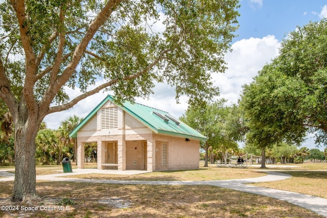 view of home's community featuring a yard