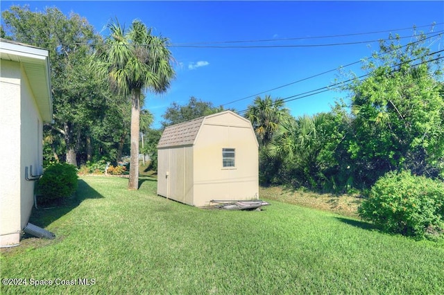 view of yard featuring a storage shed