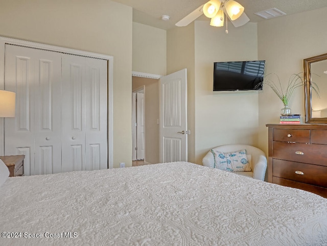 bedroom featuring ceiling fan and a closet