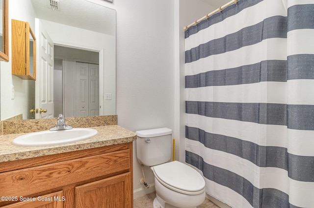 bathroom featuring toilet, curtained shower, visible vents, and vanity