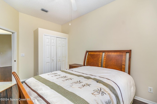 bedroom featuring ceiling fan, a closet, and a textured ceiling