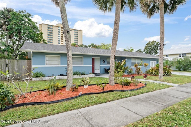 view of front of property featuring a front yard