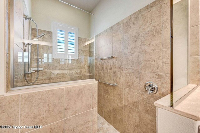 bathroom featuring tiled shower