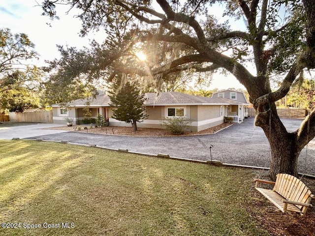 single story home featuring a front lawn