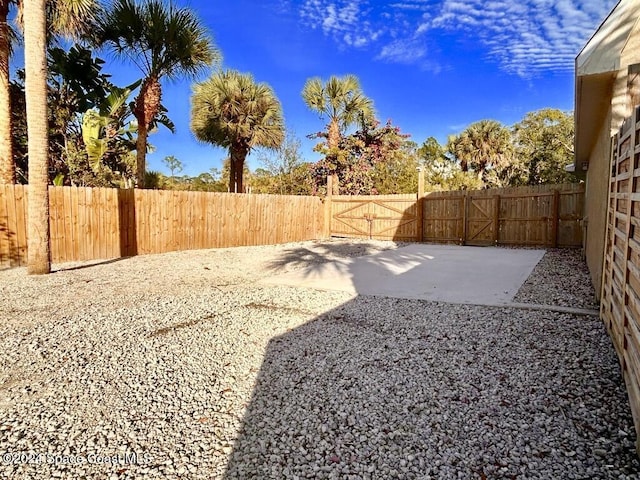 view of yard featuring a patio