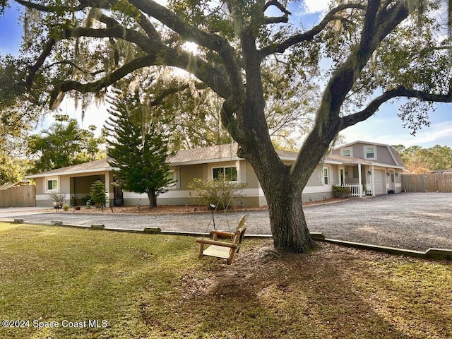 view of front of house with a front lawn