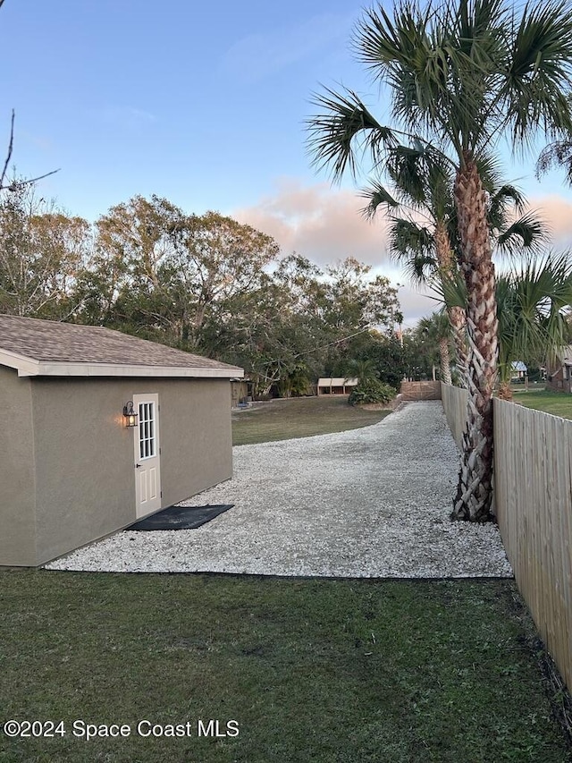 view of yard at dusk