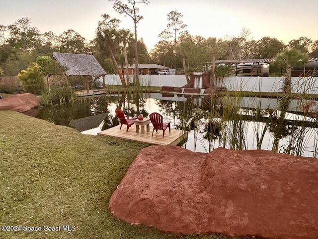 view of yard at dusk