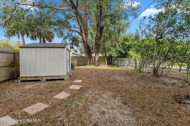 view of yard with a storage shed