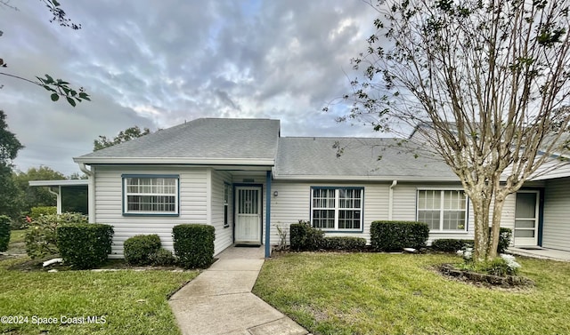 view of front of home featuring a front lawn