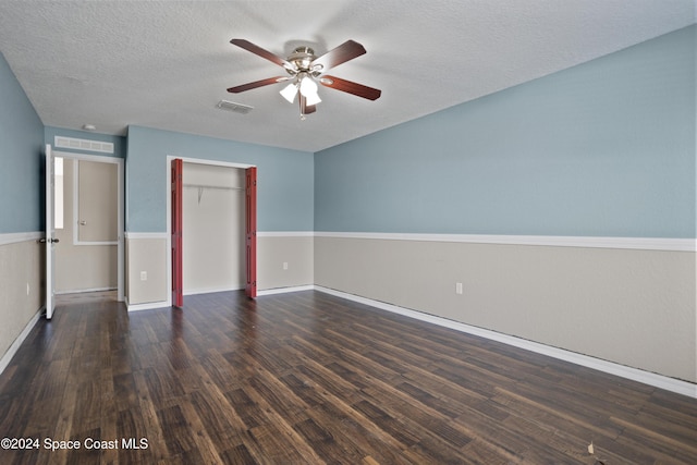 interior space with a textured ceiling, dark hardwood / wood-style flooring, a closet, and ceiling fan