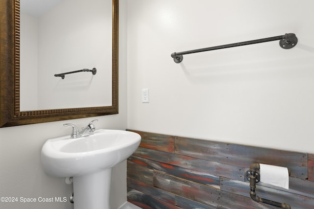 bathroom featuring sink