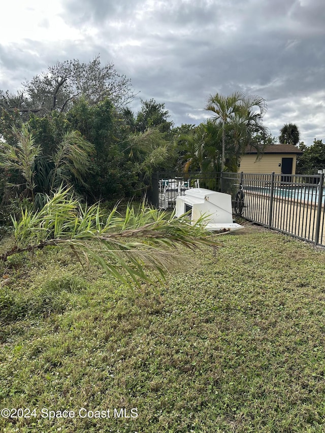 view of yard with a fenced in pool