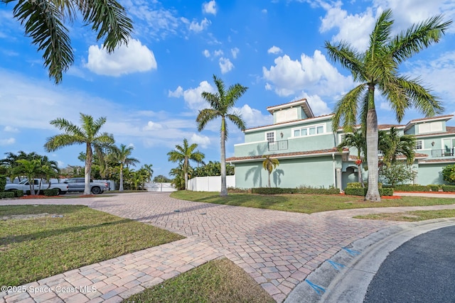 view of front of property with a front yard