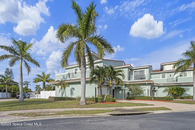 view of front of house featuring a front yard and a garage