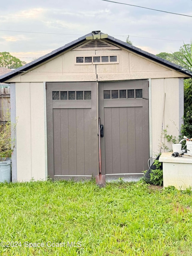 view of outdoor structure with a yard