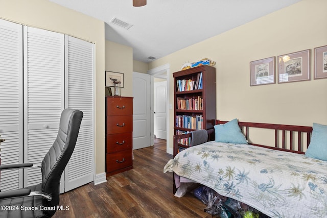 bedroom featuring ceiling fan, dark wood-type flooring, and a closet