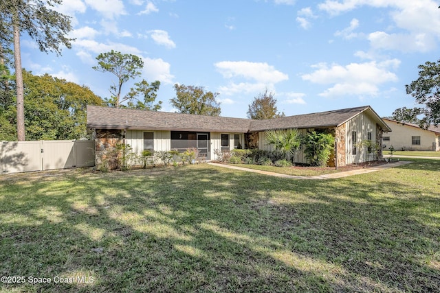 ranch-style house featuring a front yard