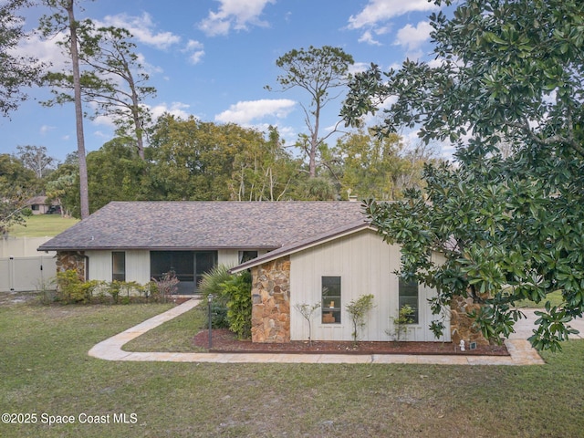 view of front of property featuring a front yard