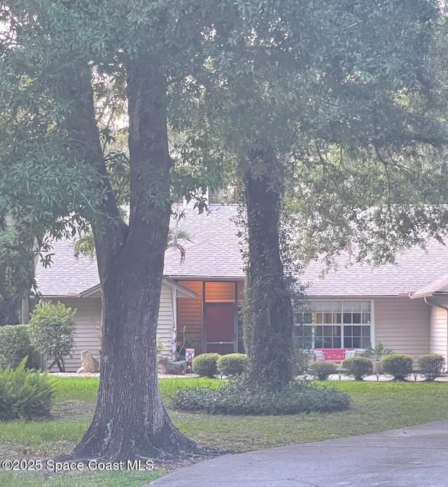 view of front of home featuring a front lawn