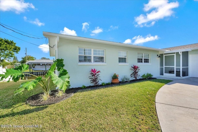 view of front of property with a front lawn