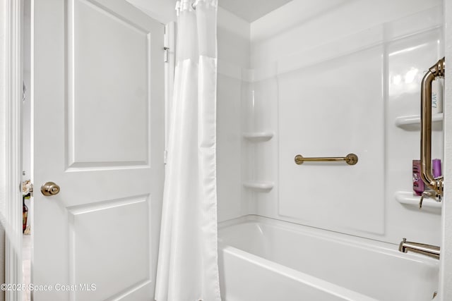 bathroom featuring shower / tub combo